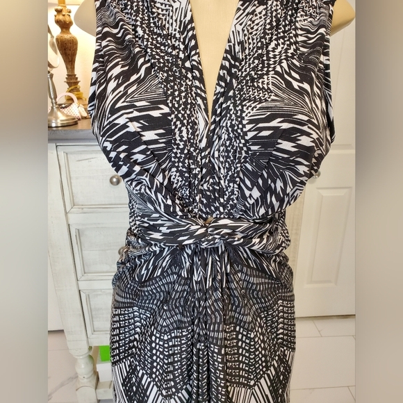 Elegant Black and White Patterned Maxi Dress - Picture 2 of 5